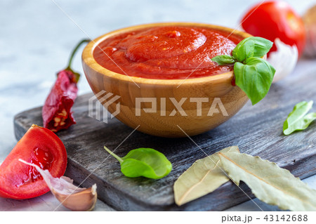 Homemade tomato sauce in a wooden bowl. 43142688