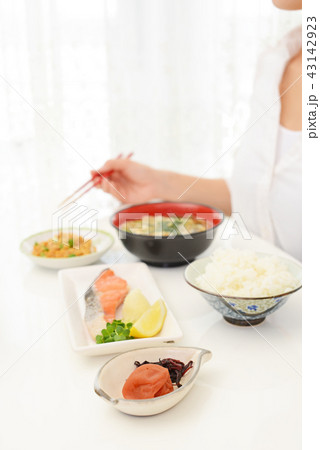 朝食を楽しむ女性 朝食を楽しむ女性 43142923