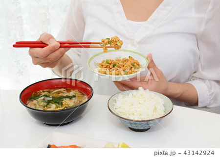 朝食を楽しむ女性 43142924