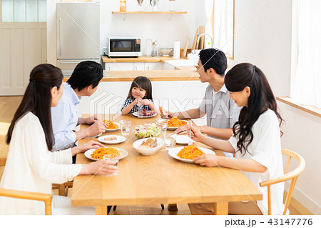 家族 食卓 の写真素材