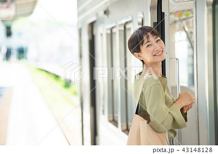 ビジネスウーマン 電車 通勤　撮影協力:京王電鉄株式会社 43148128