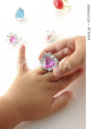 おもちゃの指輪で遊ぶ子供の手の写真素材 [43149466] - PIXTA