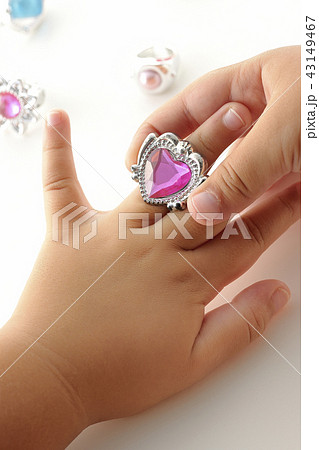 おもちゃの指輪で遊ぶ子供の手の写真素材 [43149467] - PIXTA
