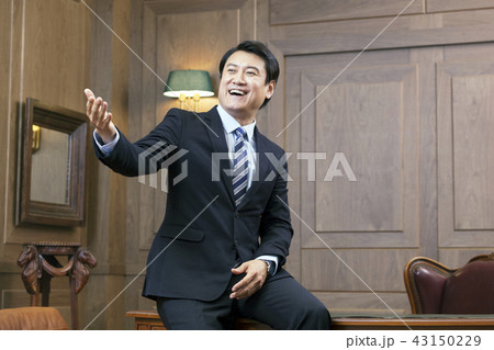 ビジネスマン デスク 机 43150229