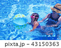 プールで遊ぶ親子 43150363