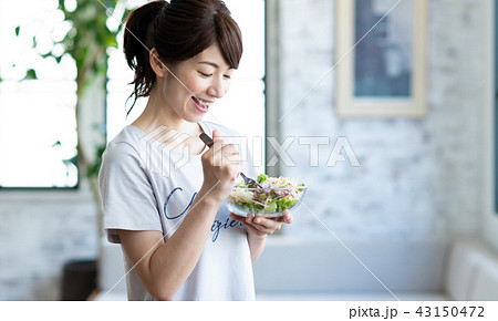 若い女性（サラダ） 43150472