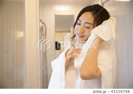 洗面所で髪を拭く女性 43150798