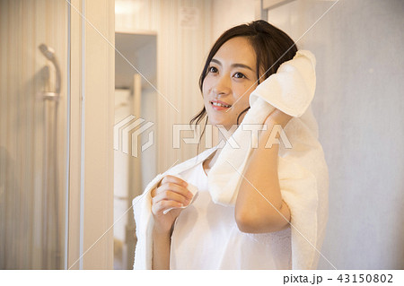 洗面所で髪を拭く女性 43150802