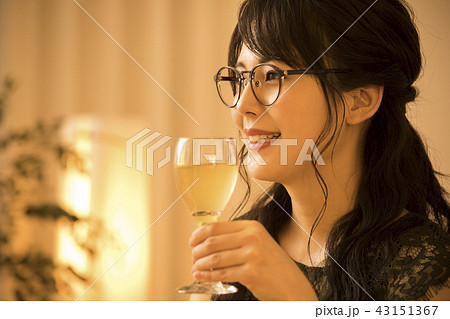 夜のリビングの女性 夜のリビングの女性 43151367