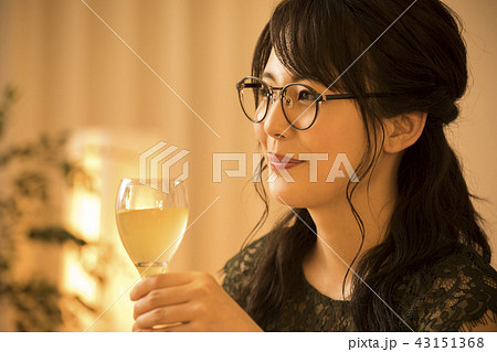夜のリビングの女性 夜のリビングの女性 43151368