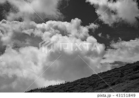 雲の多い山岳風景 43151849
