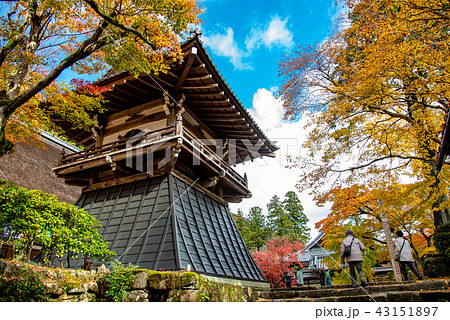 錦秋の永源寺　鐘楼　参拝客 43151897