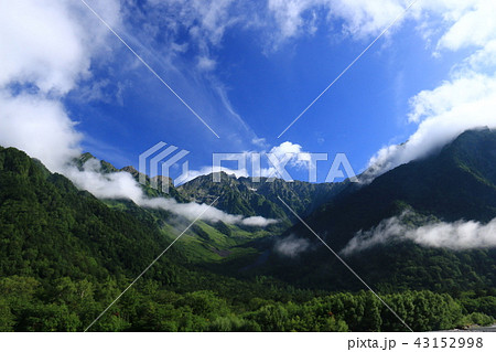 北アルプス　神々しい上高地の風景　朝の穂高連峰 43152998