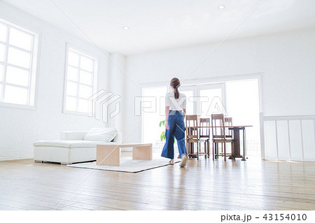 女性　若い女性　ぶれる　かわいい　ライフスタイル　リビング 43154010