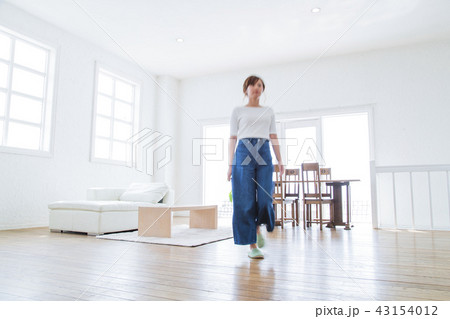 女性　若い女性　ぶれる　かわいい　ライフスタイル　リビング 43154012