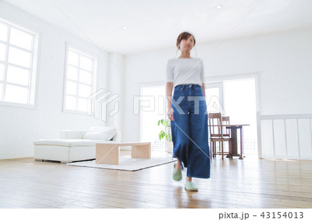 女性　若い女性　ぶれる　かわいい　ライフスタイル　リビング 43154013