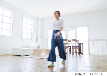 女性　若い女性　ぶれる　かわいい　ライフスタイル　リビング 43154016