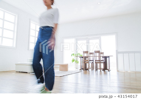 女性　若い女性　ぶれる　かわいい　ライフスタイル　リビング 43154017