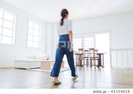 女性　若い女性　ぶれる　かわいい　ライフスタイル　リビング 43154019