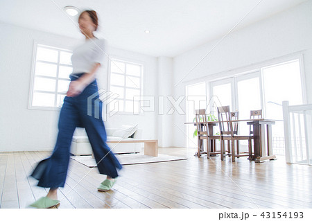 女性　ぶれる　かわいい　ライフスタイル　リビング 43154193