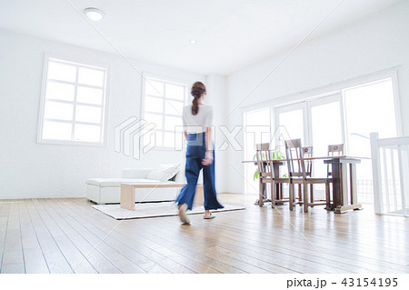 女性　ぶれる　かわいい　ライフスタイル　リビング 43154195