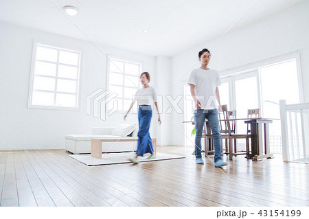 夫婦　カップル　ぶれる　かわいい　ライフスタイル　リビング 43154199