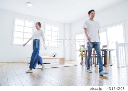 夫婦　カップル　ぶれる　かわいい　ライフスタイル　リビング 43154203