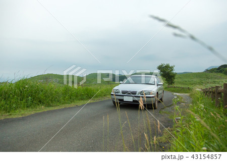 草原の中の車 43154857