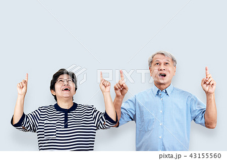 Portrait of happy senior asian couple 43155560