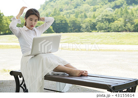 人物 女性 ベンチ 43155614