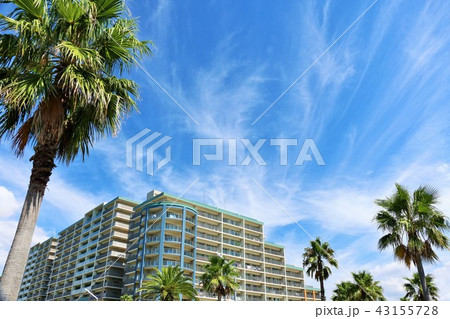 夏の青空とリゾートマンション 43155728