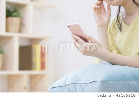 スマートフォンを操作する女性 ボディパーツ パーツカット 顔なし スマートフォンを操作する女性 ボディパーツ パーツカット 顔なし 43155819