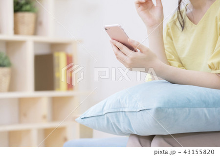 スマートフォンを操作する女性 ボディパーツ パーツカット 顔なし スマートフォンを操作する女性 ボディパーツ パーツカット 顔なし 43155820