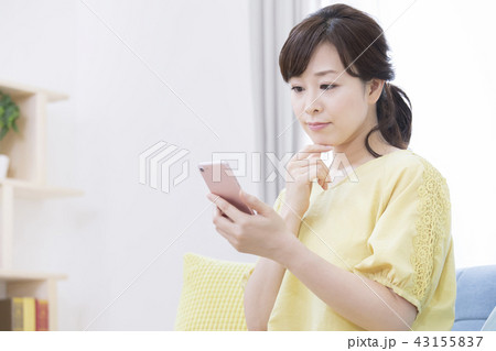 スマートフォンを操作する女性 43155837