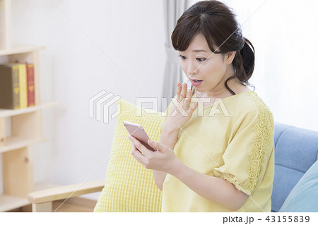 スマートフォンを操作する女性 43155839