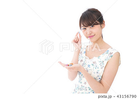 お菓子を食べる若い女性 お菓子を食べる若い女性 43156790