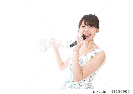 カラオケで歌を歌う若い女性 カラオケで歌を歌う若い女性 43156909