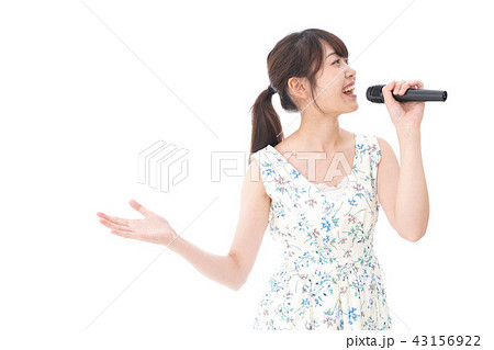 カラオケで歌を歌う若い女性の写真素材