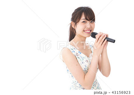カラオケで歌を歌う若い女性 カラオケで歌を歌う若い女性 43156923