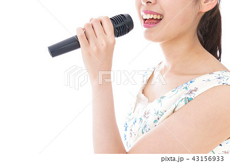 カラオケで歌を歌う若い女性 43156933