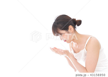 洗顔をする若い女性 洗顔をする若い女性 43156950