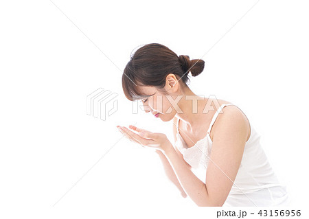 洗顔をする若い女性 洗顔をする若い女性 43156956