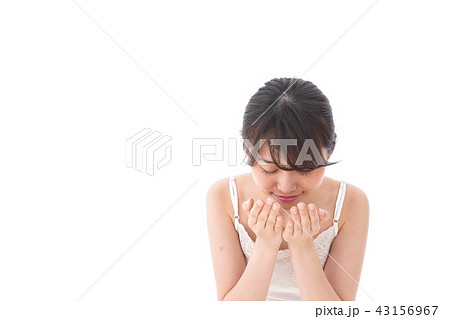 洗顔をする若い女性 洗顔をする若い女性 43156967