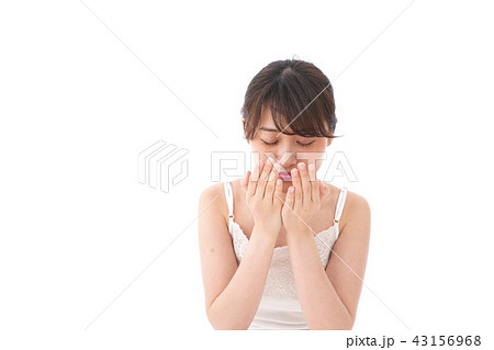 洗顔をする若い女性 43156968