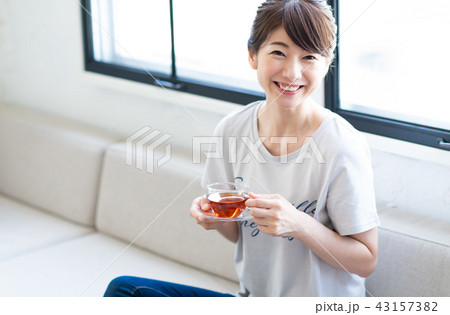 若い女性 紅茶 の写真素材