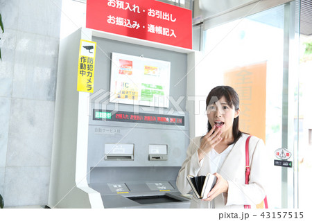 ATMを利用する女性 ATMを利用する女性 43157515