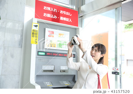 ATMを利用する女性 ATMを利用する女性 43157520