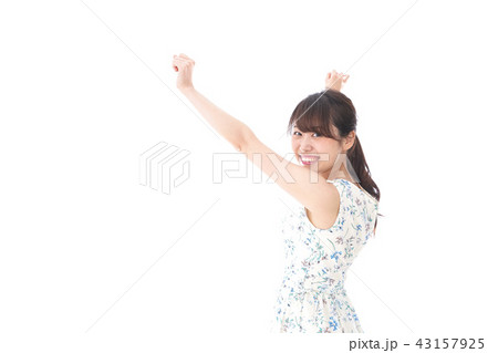 リフレッシュをする若い女性 43157925