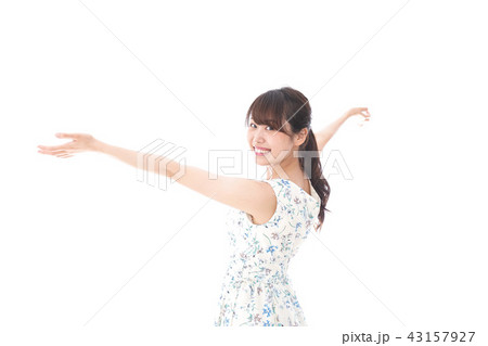 リフレッシュをする若い女性 43157927