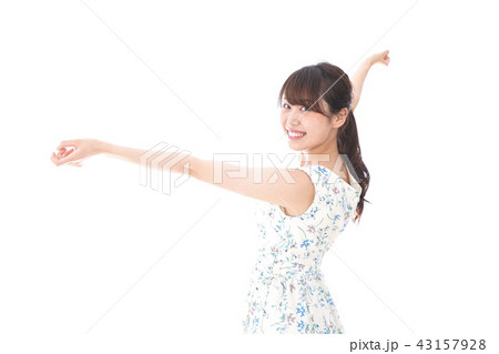 リフレッシュをする若い女性 43157928
